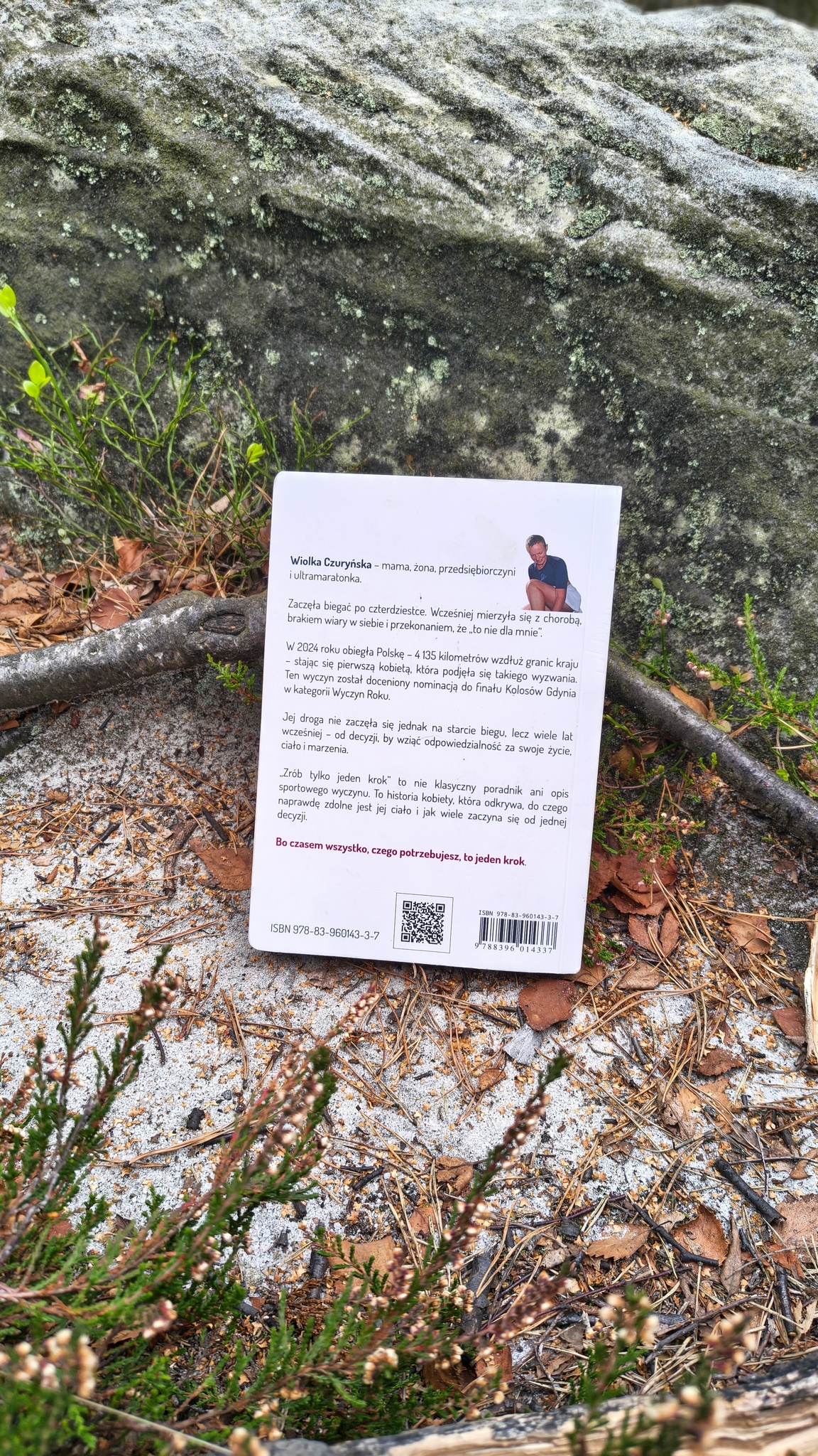 Tylna okładka e-booka „Zrób tylko jeden krok. Tom 1” zawierająca krótki opis treści oraz notkę biograficzną o autorce, Wiolce Czuryńskiej.